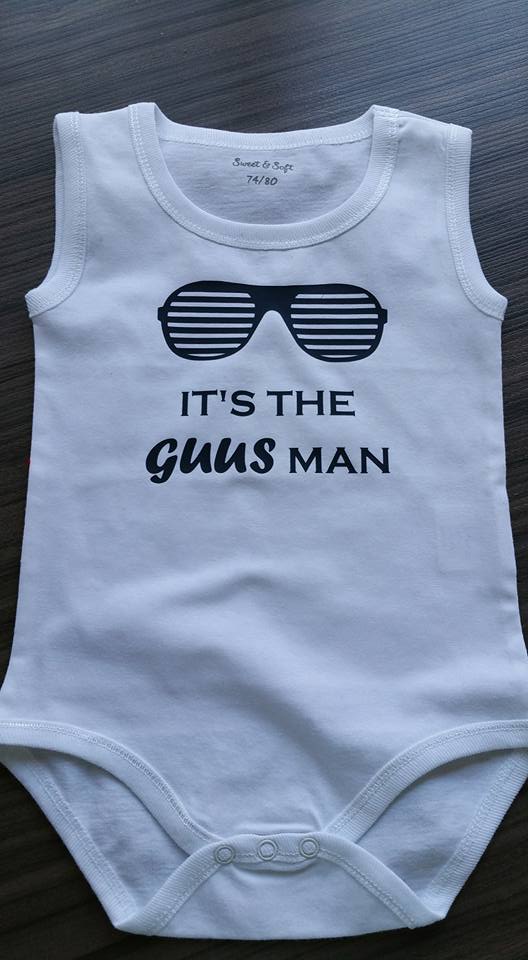 Wit rompertje bedrukt met It's the Guus man
